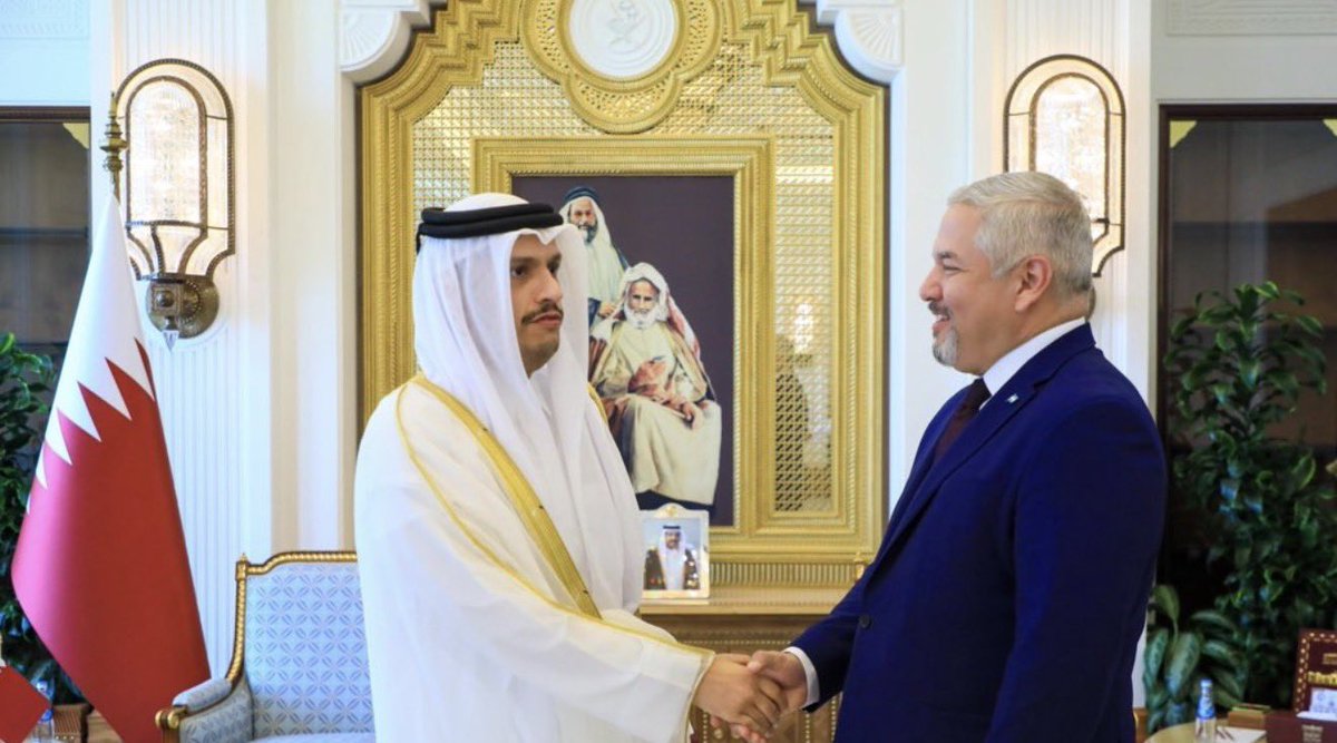 EnriqueReinaHN's tweet photo. Gracias a una Política Exterior abierta y multipolar impulsada  por el Gobierno de la Presidenta @XiomaraCastroZ hoy contamos con presencia con Embajadas en India 🇮🇳 y Qatar 🇶🇦. Y en sus lugares de honor se coloca la bandera de Honduras. Ojalá se aprovechen esas relaciones para incrementar la cooperación y la inversión.