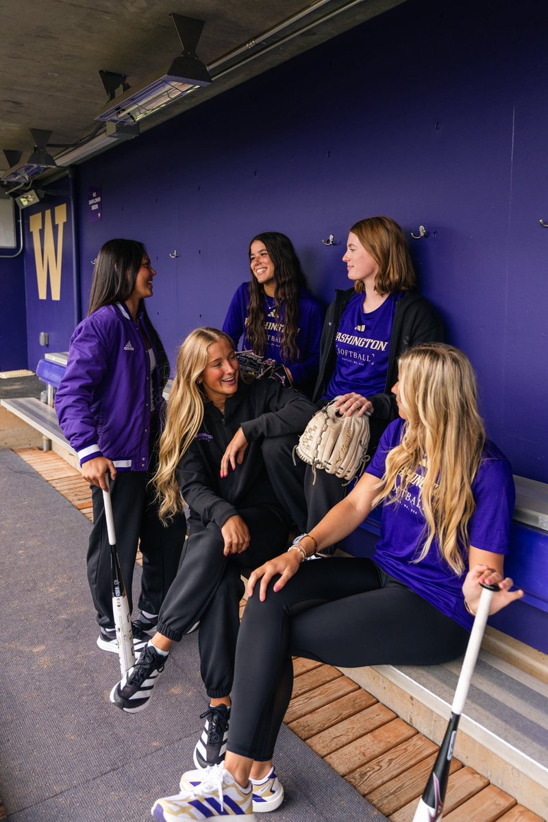 UWSoftball's tweet photo. New year calls for new gear 😏 https://t.co/Q8mmMwrpNE