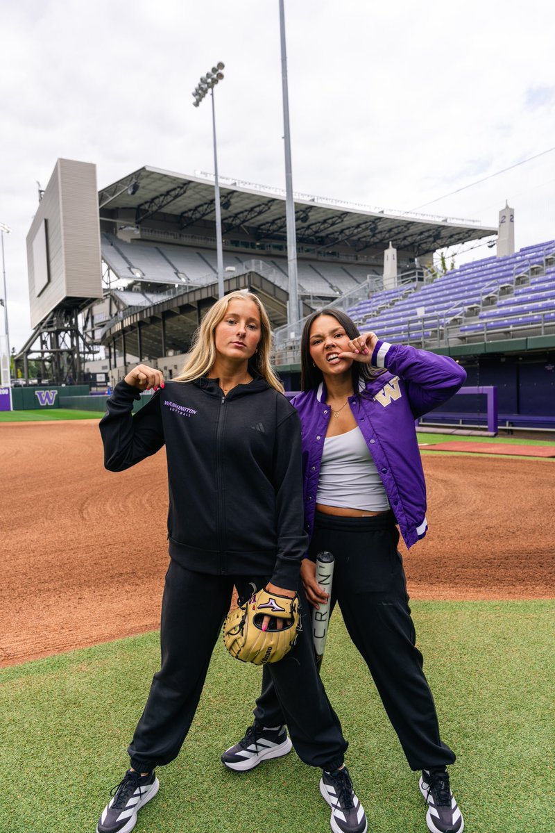 UWSoftball's tweet photo. New year calls for new gear 😏 https://t.co/Q8mmMwrpNE