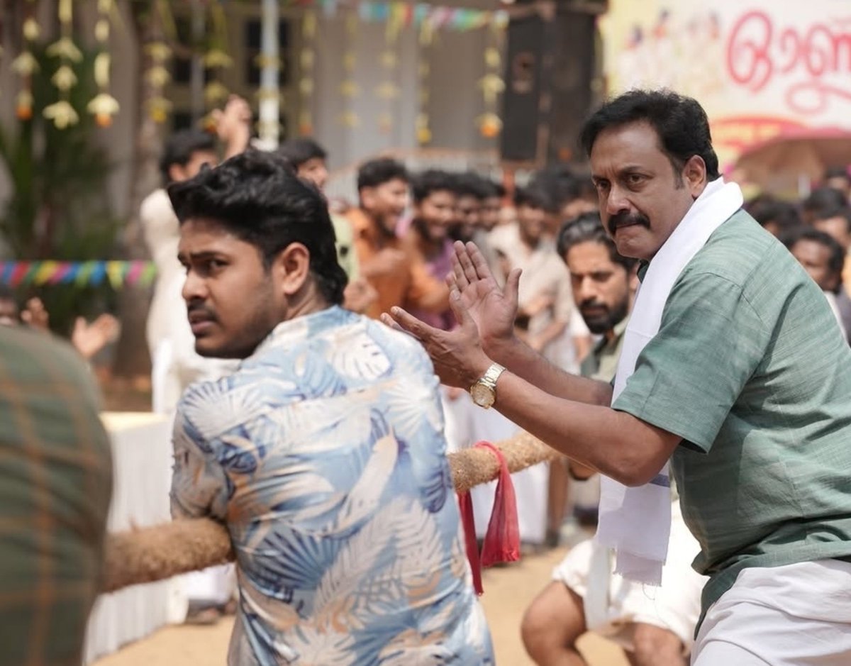BrightonKerala's tweet photo. Le Manutd fans: 

തോറ്റത് നന്നായി.. അല്ലെങ്കിൽ ക്വാർട്ടർ ഫൈനൽ, സെമി ഫൈനൽ, ഫൈനൽ... നടു ഒടിഞ്ഞേനെ 😃 https://t.co/8ZOTKVL23D