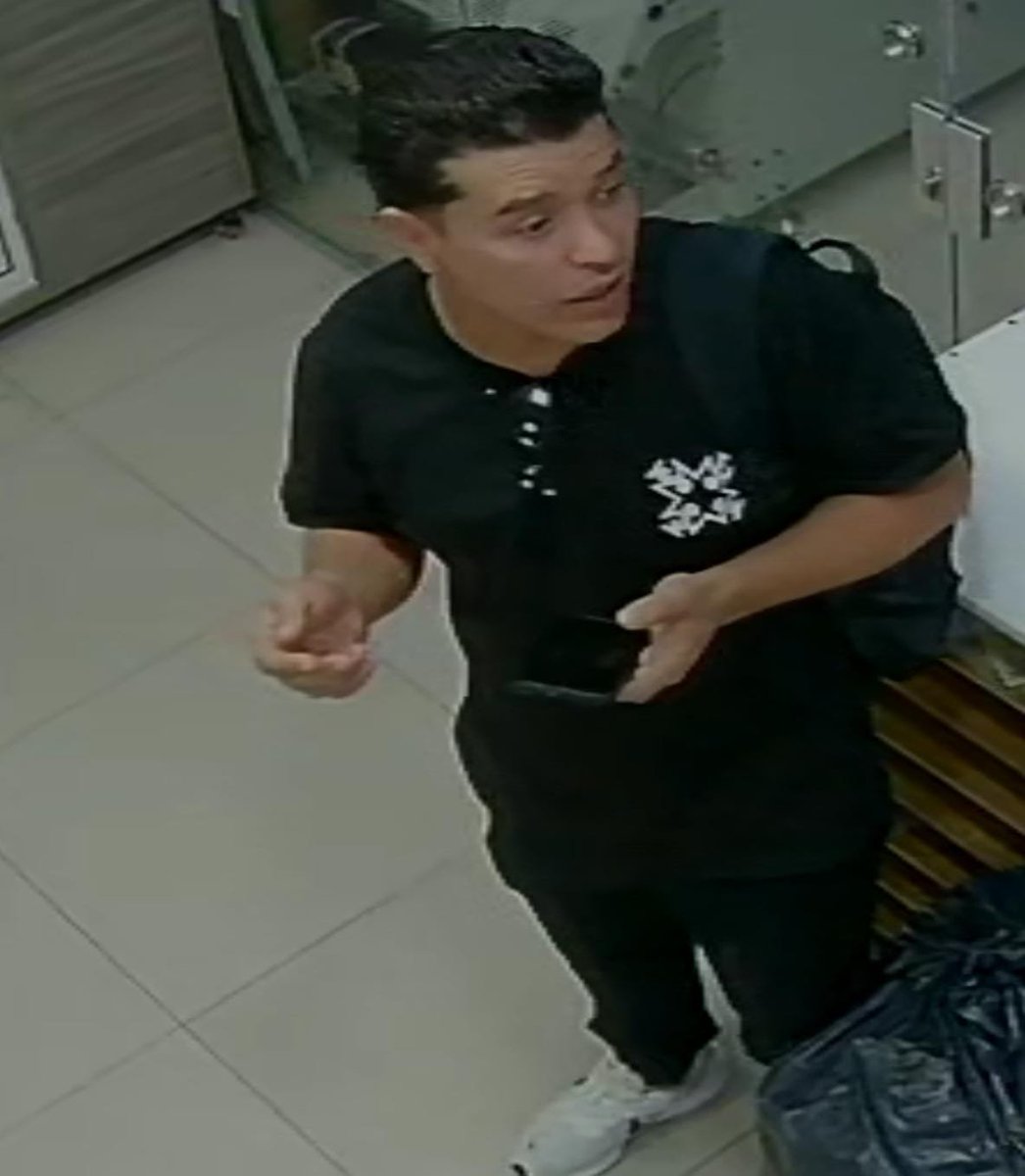 DenunciasAntio2's tweet photo. 😡 Este sujeto llegó al centro comercial 3 vías en #Medellín y se llevó una bolsa con mercancía de uno de los locales. Los hechos quedaron registrados en video.

#DenunciasAntioquia https://t.co/yEJx1NiplD