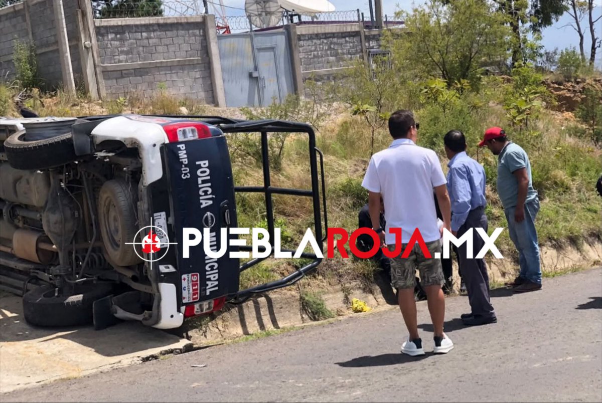 pueblarojamx's tweet photo. #ENTÉRATE 📢🚨
Una #patrulla de la #PolicíaMunicipal de #Panotla volcó sobre el camino que conecta el fraccionamiento La Virgen con #Temetzontla, dejando a dos elementos lesionados.
#ProtecciónCivil Municipal atendió a los oficiales, quienes no presentaron heridas de gravedad. De manera preliminar, se investiga el exceso de velocidad como posible causa del accidente: 🚔👇🏻