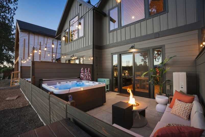 funkitco's tweet photo. A moodier take on a luxury Oregon chalet. 🏔️🌲

Furnished means the rooms work. STR design means the property has a point of view.

#airbnbdesign #interiordesigner https://t.co/zbHmSjMlS3