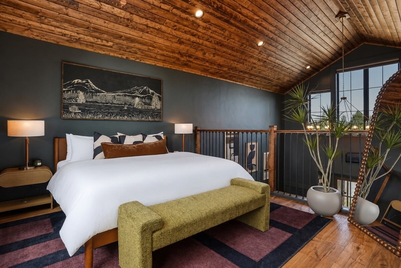 funkitco's tweet photo. A moodier take on a luxury Oregon chalet. 🏔️🌲

Furnished means the rooms work. STR design means the property has a point of view.

#airbnbdesign #interiordesigner https://t.co/zbHmSjMlS3