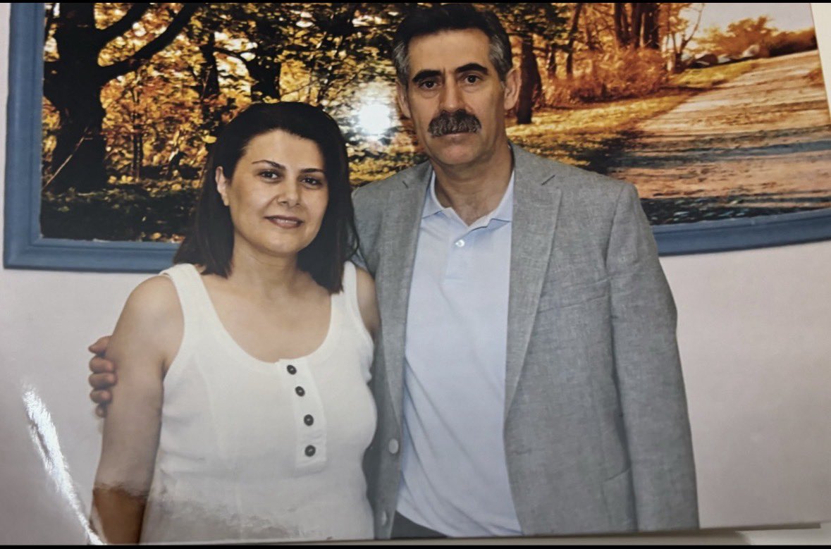 nudakaya's tweet photo. 10 Yıl
8 Ay @BekirKayaVan 
“Ne gün batışı ölümlerin üzüncüne 
ne tan atışı doğumların sevincine 
ey bir elinde mezarcılar yaratan, 
bir elinde ebeler koşturan doğa.. 

yaşamasına yaşıyoruz ya güzelliğini
bitmedi daha
sürüyor o kavga 
ve sürecek 
yeryüzü aşkın yüzü oluncaya dek!’ https://t.co/UcNS2u0iZ5