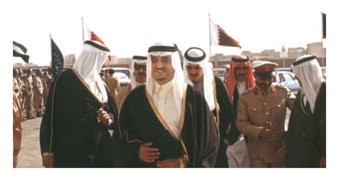 nasser_2030m's tweet photo. يوم احتفت الرياض بفهد.. ملكٌ عاد إلى عاصمته فاستقبله شعبه بالمحبة والوفاء 🇸🇦

الرياض عام 1982م.. احتفال شعبي كبير بعودة الملك فهد بن عبدالعزيز رحمه الله، وفي المشهد رجالٌ من تاريخ الوطن: عبدالله وسلطان، وخلفهم فيصل ومحمد أبناء الفهد.

صورةٌ لا توثّق مناسبة فحسب، بل توثّق زمنًا من الهيبة والأخوّة ومحبة الشعب لملكه. 🇸🇦🤍

#الملك_فهد_بن_عبدالعزيز 
#عبدالعزيز_بن_فهد 
#الفهد #تاريخ_السعودية #ذاكرة_الوطن #السعودية 🇸🇦