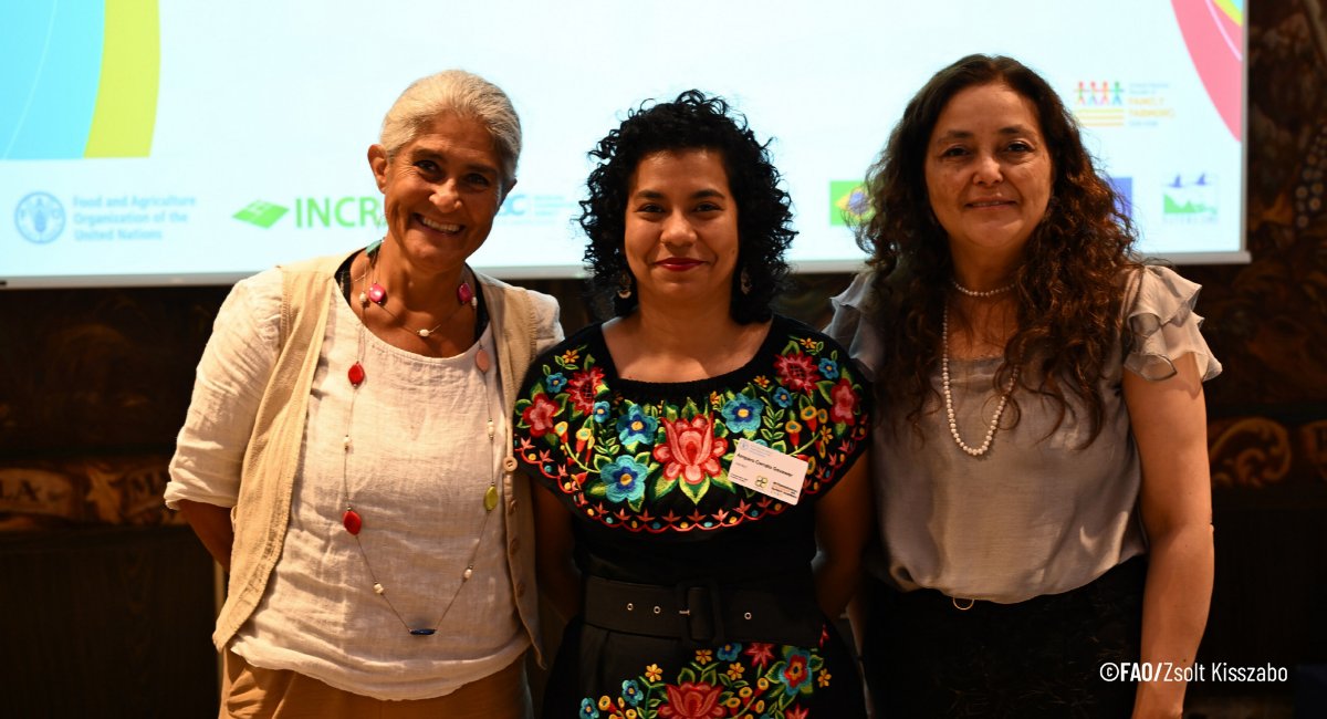 FAO_Colombia's tweet photo. “En materia de tierras, somos diferentes, pero quizás más parecidos de lo que imaginamos”. 🌎
En Budapest, FAO 🇨🇴 compartió experiencia de cooperación técnica en el encuentro #LANDNET, red internacional de intercambio sobre gobernanza de la tierra 🔎 https://t.co/ieiDlsDfOp https://t.co/FO0FOYfNHc
