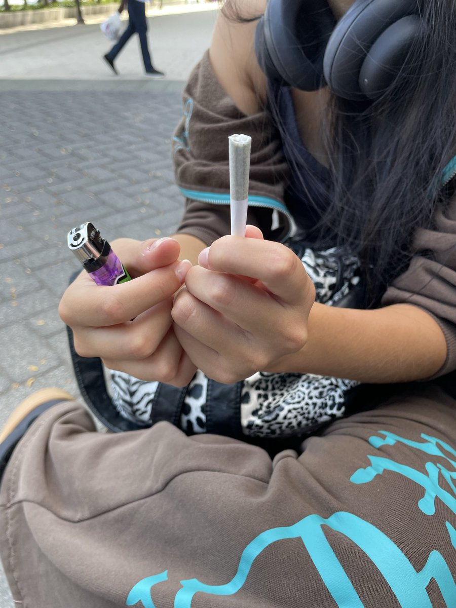 JRSnotKRS's tweet photo. homegirl pulled up to the sesh with the crackhead lighter and a .4 https://t.co/D6O5RbjRHJ