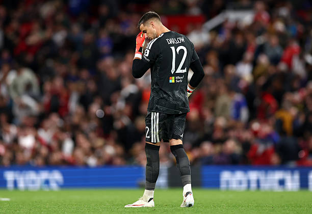 RinconDelUnited's tweet photo. En el primer gol no sale. En el segundo, quiere salir jugando y compromete a Dalot. Se van Onana y Bayindir, llega Darlow a dejarte la misma sensación. https://t.co/hiC7mH4FHo
