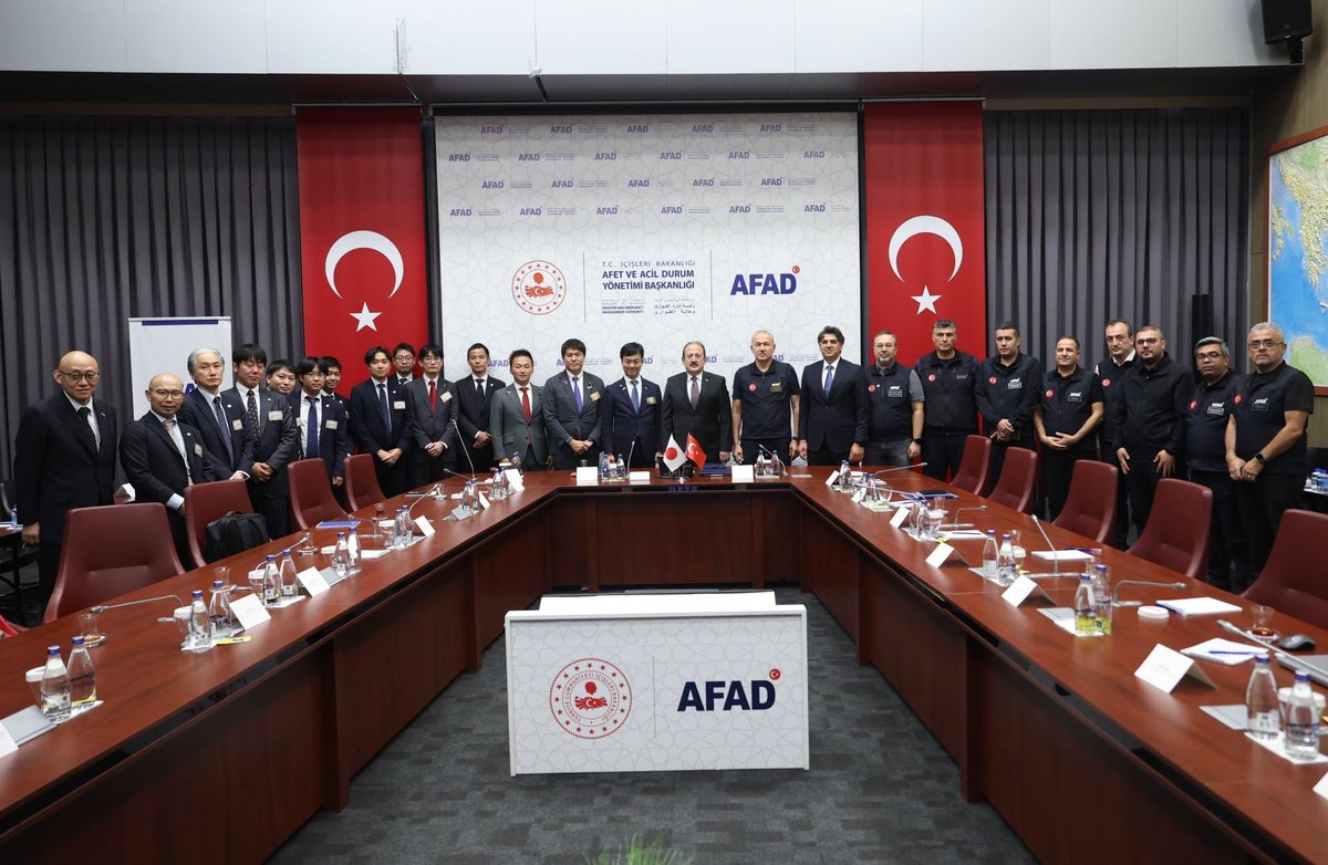 AFADBaskanlik's tweet photo. AFAD Başkanımız Vali Ali Hamza Pehlivan, Japonya Temsilciler Meclisi Milletvekilleri ve Senatörlerden oluşan heyeti kabul etti.

Başkanımız Vali Pehlivan heyetler arasında yapılan görüşmede; Türkiye ve Japonya’nın başta depremler olmak üzere doğa ve insan kaynaklı afetlere maruz kalan iki ülke olduğunu, dostluk bağlarının uzun yıllar öncesine dayandığını ifade etti. 1890 yılında yaşanan Ertuğrul Fırkateyni deniz kazasında şehit olan ecdadımıza Japon halkının sahip çıkmasının, 2011 Van depreminde ve 6 Şubat depremlerinde Türkiye’nin yanında olup,destek sağlamasının  devletimiz ve milletimiz tarafından unutulmadığını, unutulmayacağını belirtti.

Heyet adına söz alan Liberal Demokrat Parti Milletvekillerinden Temsilciler Meclisi Üyesi MIYAJI Takuma, 2011 yılında Japonya’da meydana gelen büyük depremde ve diğer muhtelif afetlerde Türkiye’nin sağladığı destekleri daima hatırladıklarını, Japonya’da bu yıl Kasım ayında afet yönetiminden sorumlu AFAD benzeri müstakil bir Afet Yönetimi Başkanlığı kurulmasının planlandığı, bu süreçte AFAD’ın teşkilat yapısını örnek almaktan, özellikle müdahale ve iyileştirme kapsamında yürüttüğü başarılı çalışma ve faaliyetlerinden kaynaklı tecrübelerinden faydalanmaktan memnuniyet duyduklarını  ifade etti.

Görüşmede; ▪️ 2014 yılında imzalanan iyi niyet beyannamesi ve Japonya Arazi, Altyapı, Ulaştırma ve Turizm Bakanlığı (MLIT) ile düzenlenen ortak seminerler, ▪️ 2018’de afet risklerinin azaltılması alanında imzalanan iş birliği mutabakatı, ▪️ Japonya’da Kasım 2026’da kurulacak Afet Yönetimi Başkanlığı süreci, ▪️ Japonya’nın risk azaltma, ülkemizin ise müdahale ve iyileştirme alanındaki tecrübelerinin karşılıklı olarak paylaşılması,  konuları başta olmak üzere ilgili çeşitli hususlar ele alındı, değerlendirme ve bilgi alışverişinde bulunuldu.

Toplantıya, Japonya Temsilciler Meclisi Üyesi MIYAJI Takuma, Temsilciler Meclisi Üyesi TSUCHIDA Shin, Senatör KOBAYASHI Kazuhiro ve beraberlerindeki heyet ile AFAD Afetlere Müdahale Genel Müdürü Dr.Sadi Ergin ve ilgili daire başkanları katıldı.

🇹🇷🇯🇵
📍Ankara📍#AFAD Başkanlığı