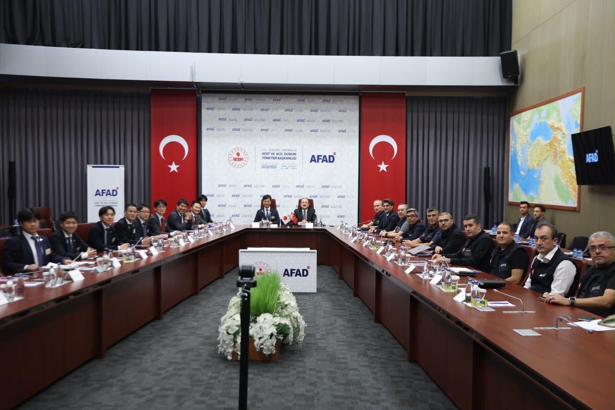 AFADBaskanlik's tweet photo. AFAD Başkanımız Vali Ali Hamza Pehlivan, Japonya Temsilciler Meclisi Milletvekilleri ve Senatörlerden oluşan heyeti kabul etti.

Başkanımız Vali Pehlivan heyetler arasında yapılan görüşmede; Türkiye ve Japonya’nın başta depremler olmak üzere doğa ve insan kaynaklı afetlere maruz kalan iki ülke olduğunu, dostluk bağlarının uzun yıllar öncesine dayandığını ifade etti. 1890 yılında yaşanan Ertuğrul Fırkateyni deniz kazasında şehit olan ecdadımıza Japon halkının sahip çıkmasının, 2011 Van depreminde ve 6 Şubat depremlerinde Türkiye’nin yanında olup,destek sağlamasının  devletimiz ve milletimiz tarafından unutulmadığını, unutulmayacağını belirtti.

Heyet adına söz alan Liberal Demokrat Parti Milletvekillerinden Temsilciler Meclisi Üyesi MIYAJI Takuma, 2011 yılında Japonya’da meydana gelen büyük depremde ve diğer muhtelif afetlerde Türkiye’nin sağladığı destekleri daima hatırladıklarını, Japonya’da bu yıl Kasım ayında afet yönetiminden sorumlu AFAD benzeri müstakil bir Afet Yönetimi Başkanlığı kurulmasının planlandığı, bu süreçte AFAD’ın teşkilat yapısını örnek almaktan, özellikle müdahale ve iyileştirme kapsamında yürüttüğü başarılı çalışma ve faaliyetlerinden kaynaklı tecrübelerinden faydalanmaktan memnuniyet duyduklarını  ifade etti.

Görüşmede; ▪️ 2014 yılında imzalanan iyi niyet beyannamesi ve Japonya Arazi, Altyapı, Ulaştırma ve Turizm Bakanlığı (MLIT) ile düzenlenen ortak seminerler, ▪️ 2018’de afet risklerinin azaltılması alanında imzalanan iş birliği mutabakatı, ▪️ Japonya’da Kasım 2026’da kurulacak Afet Yönetimi Başkanlığı süreci, ▪️ Japonya’nın risk azaltma, ülkemizin ise müdahale ve iyileştirme alanındaki tecrübelerinin karşılıklı olarak paylaşılması,  konuları başta olmak üzere ilgili çeşitli hususlar ele alındı, değerlendirme ve bilgi alışverişinde bulunuldu.

Toplantıya, Japonya Temsilciler Meclisi Üyesi MIYAJI Takuma, Temsilciler Meclisi Üyesi TSUCHIDA Shin, Senatör KOBAYASHI Kazuhiro ve beraberlerindeki heyet ile AFAD Afetlere Müdahale Genel Müdürü Dr.Sadi Ergin ve ilgili daire başkanları katıldı.

🇹🇷🇯🇵
📍Ankara📍#AFAD Başkanlığı