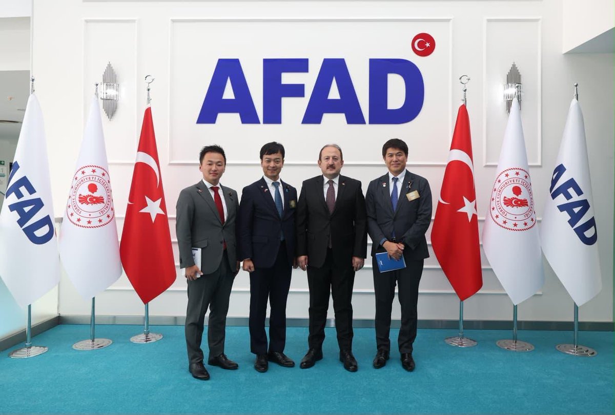 AFADBaskanlik's tweet photo. AFAD Başkanımız Vali Ali Hamza Pehlivan, Japonya Temsilciler Meclisi Milletvekilleri ve Senatörlerden oluşan heyeti kabul etti.

Başkanımız Vali Pehlivan heyetler arasında yapılan görüşmede; Türkiye ve Japonya’nın başta depremler olmak üzere doğa ve insan kaynaklı afetlere maruz kalan iki ülke olduğunu, dostluk bağlarının uzun yıllar öncesine dayandığını ifade etti. 1890 yılında yaşanan Ertuğrul Fırkateyni deniz kazasında şehit olan ecdadımıza Japon halkının sahip çıkmasının, 2011 Van depreminde ve 6 Şubat depremlerinde Türkiye’nin yanında olup,destek sağlamasının  devletimiz ve milletimiz tarafından unutulmadığını, unutulmayacağını belirtti.

Heyet adına söz alan Liberal Demokrat Parti Milletvekillerinden Temsilciler Meclisi Üyesi MIYAJI Takuma, 2011 yılında Japonya’da meydana gelen büyük depremde ve diğer muhtelif afetlerde Türkiye’nin sağladığı destekleri daima hatırladıklarını, Japonya’da bu yıl Kasım ayında afet yönetiminden sorumlu AFAD benzeri müstakil bir Afet Yönetimi Başkanlığı kurulmasının planlandığı, bu süreçte AFAD’ın teşkilat yapısını örnek almaktan, özellikle müdahale ve iyileştirme kapsamında yürüttüğü başarılı çalışma ve faaliyetlerinden kaynaklı tecrübelerinden faydalanmaktan memnuniyet duyduklarını  ifade etti.

Görüşmede; ▪️ 2014 yılında imzalanan iyi niyet beyannamesi ve Japonya Arazi, Altyapı, Ulaştırma ve Turizm Bakanlığı (MLIT) ile düzenlenen ortak seminerler, ▪️ 2018’de afet risklerinin azaltılması alanında imzalanan iş birliği mutabakatı, ▪️ Japonya’da Kasım 2026’da kurulacak Afet Yönetimi Başkanlığı süreci, ▪️ Japonya’nın risk azaltma, ülkemizin ise müdahale ve iyileştirme alanındaki tecrübelerinin karşılıklı olarak paylaşılması,  konuları başta olmak üzere ilgili çeşitli hususlar ele alındı, değerlendirme ve bilgi alışverişinde bulunuldu.

Toplantıya, Japonya Temsilciler Meclisi Üyesi MIYAJI Takuma, Temsilciler Meclisi Üyesi TSUCHIDA Shin, Senatör KOBAYASHI Kazuhiro ve beraberlerindeki heyet ile AFAD Afetlere Müdahale Genel Müdürü Dr.Sadi Ergin ve ilgili daire başkanları katıldı.

🇹🇷🇯🇵
📍Ankara📍#AFAD Başkanlığı