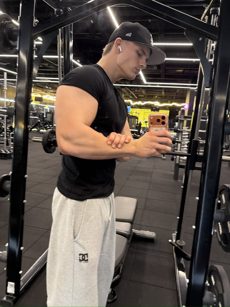 AlphaMarkoo's tweet photo. When i m at the gym all eyes are on me!😂 ik yours are aswell so dont be shy and sub up😈🤑 https://t.co/3UMszAnkDq