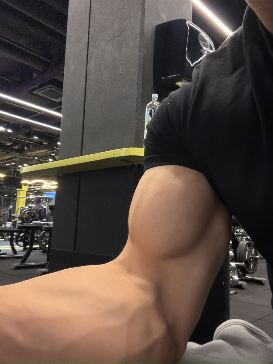 AlphaMarkoo's tweet photo. When i m at the gym all eyes are on me!😂 ik yours are aswell so dont be shy and sub up😈🤑 https://t.co/3UMszAnkDq