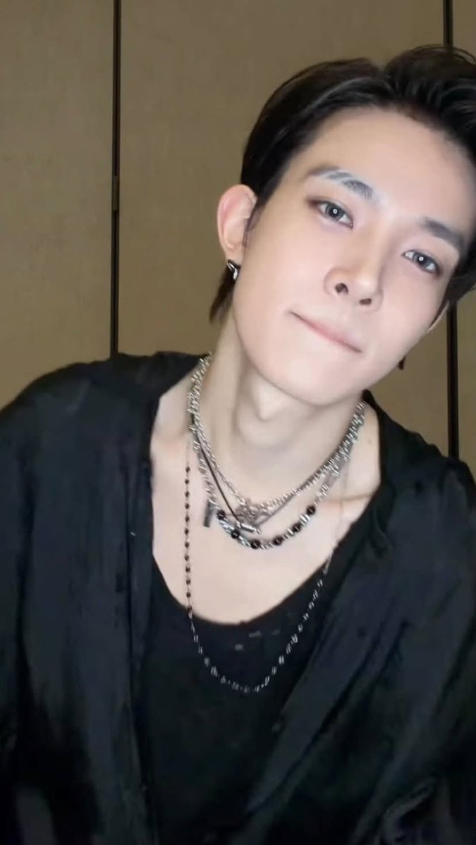 heejakeluvrism's tweet photo. whenever he pulls this pose showing off his adams apple and broad figure I go insane 😵‍💫😵‍💫 https://t.co/iLCoQzTVJe