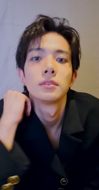 heejakeluvrism's tweet photo. whenever he pulls this pose showing off his adams apple and broad figure I go insane 😵‍💫😵‍💫 https://t.co/iLCoQzTVJe