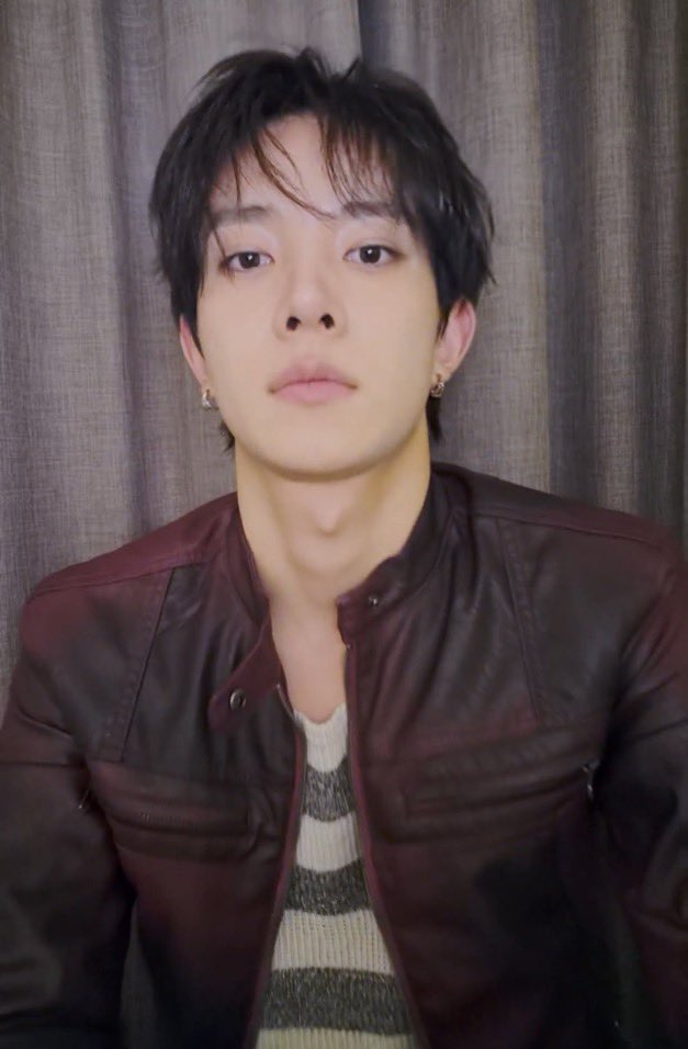 heejakeluvrism's tweet photo. whenever he pulls this pose showing off his adams apple and broad figure I go insane 😵‍💫😵‍💫 https://t.co/iLCoQzTVJe