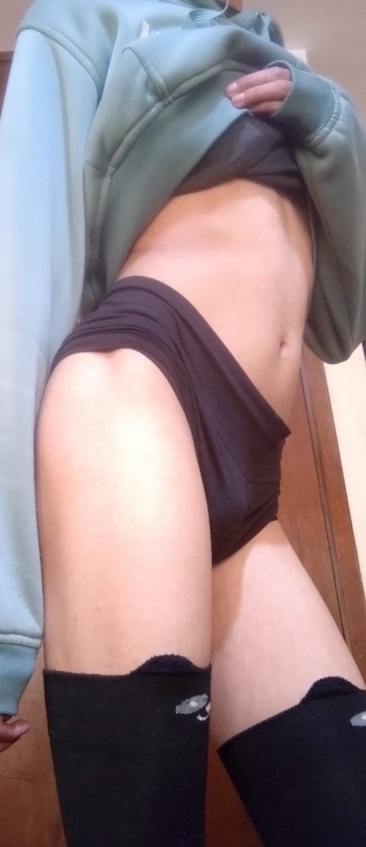 MixSamVt's tweet photo. Creo que este será mi nuevo outfit para salir a la calle con mis medias solo dejaré que me crezca el cabello para parecerme a una chica jiji
#femboythighs #femboyhappy #femboychile #femboycute https://t.co/2nPsfmL8AT