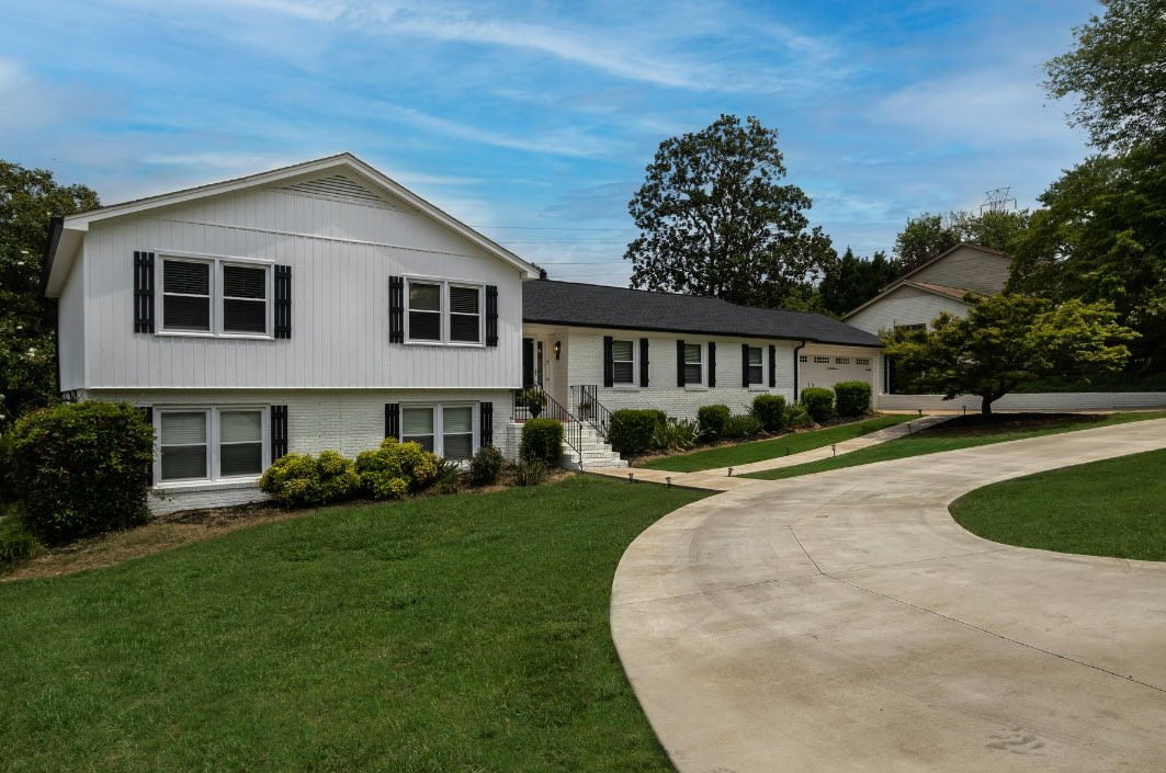 LuisCasasTree's tweet photo. If you’re looking for a beautiful green, manicured lawn year-round then you’ve come to the right place! Call us now for a Free Service Consultation and find out how we can help you as the seasons change. 🍁

📞 (818)618-4964

Residential &amp; Commercial

Lic#911437
Arborist#WE9157A https://t.co/lVcL3Kwww3