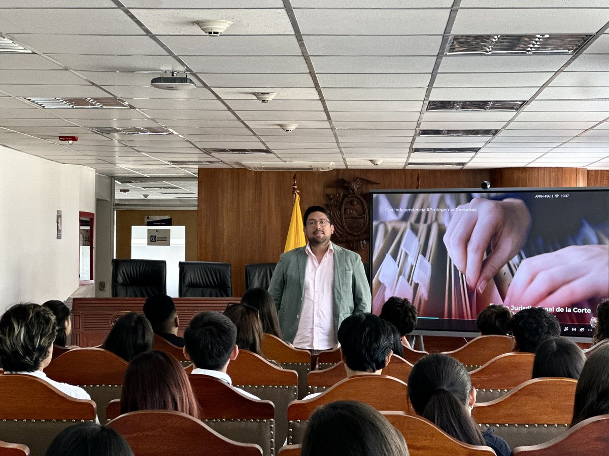 CedecEcuador's tweet photo. Durante la jornada, Daniela Pacheco Posso, directora del #CEDEC, dio la bienvenida e introdujo a las y los estudiantes al trabajo de la Corte. Posteriormente, Jean Pierre Ruiz explicó el funcionamiento de los despachos jurisdiccionales e Israel Machado abordó las áreas, funciones y atribuciones de la Secretaría Técnica Jurisdiccional.