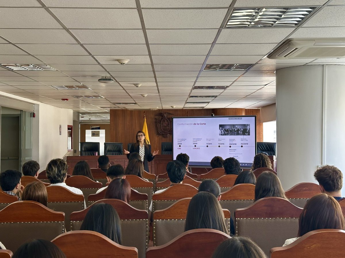 CedecEcuador's tweet photo. Durante la jornada, Daniela Pacheco Posso, directora del #CEDEC, dio la bienvenida e introdujo a las y los estudiantes al trabajo de la Corte. Posteriormente, Jean Pierre Ruiz explicó el funcionamiento de los despachos jurisdiccionales e Israel Machado abordó las áreas, funciones y atribuciones de la Secretaría Técnica Jurisdiccional.