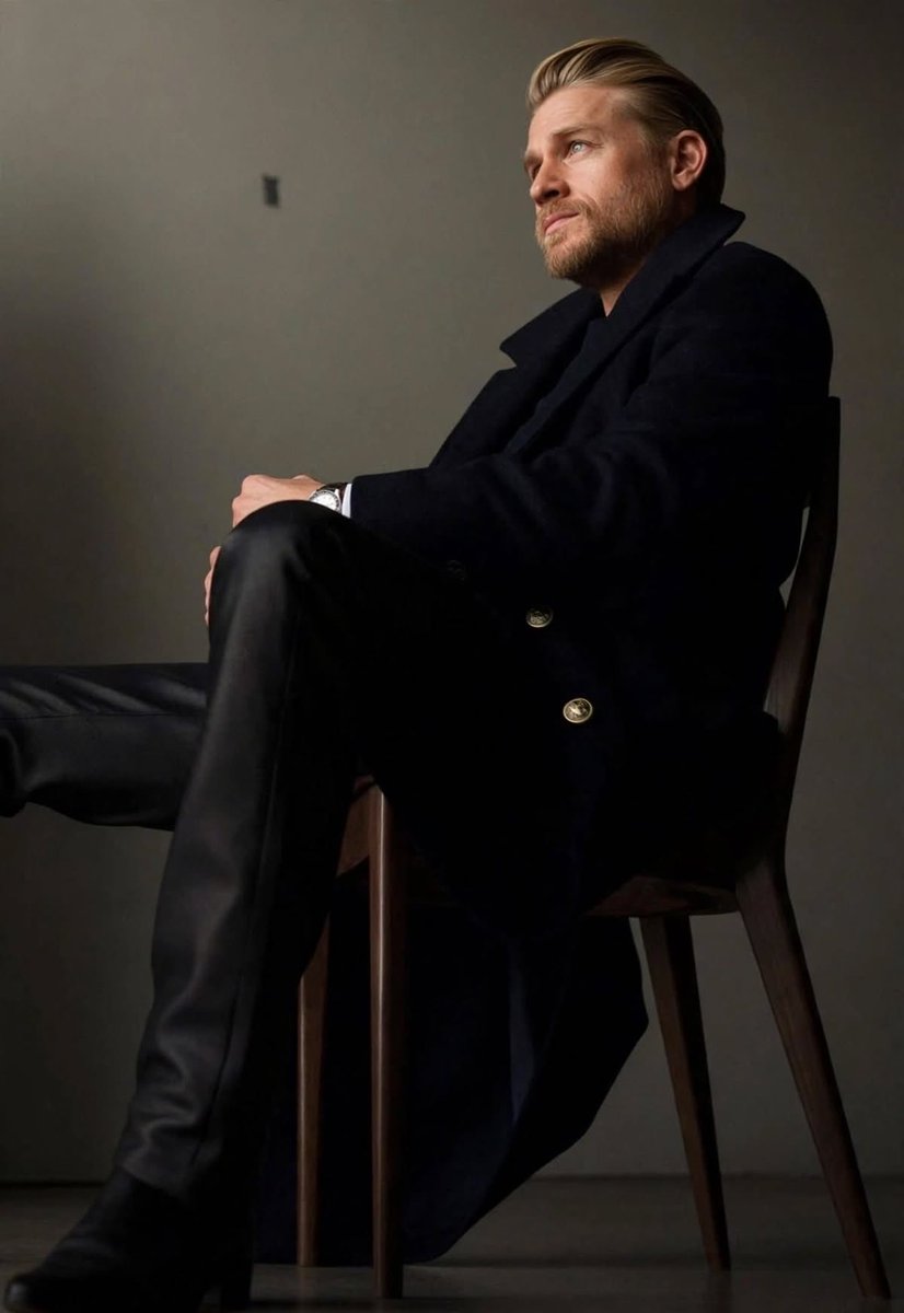 DailyHunnamUK's tweet photo. Charlie Hunnam For Man About Town Magazine 🔥 https://t.co/crwj0kLieR