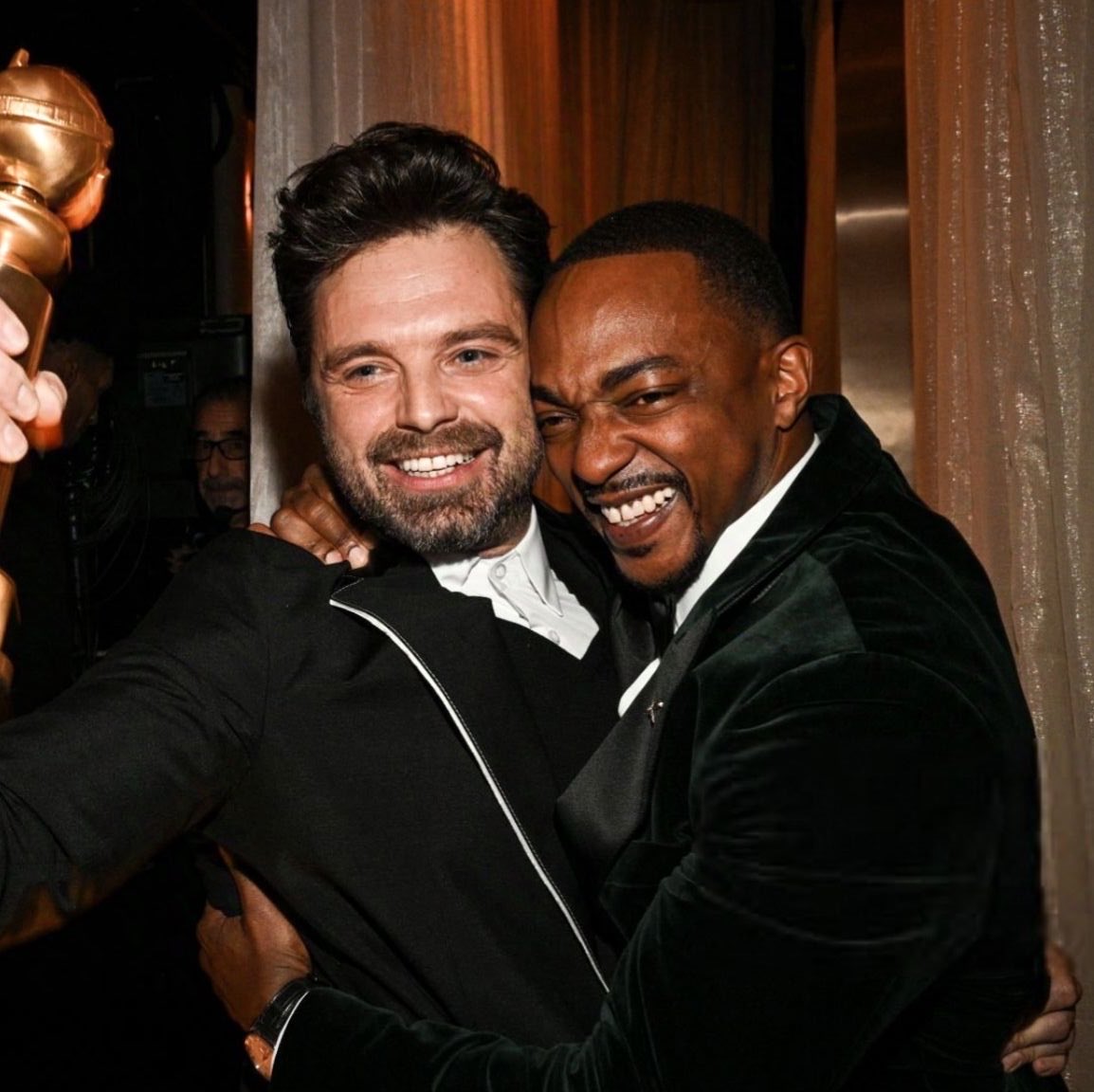 vibraniumwingsx's tweet photo. anyways look at sebastian stan and anthony mackie embracing at the golden globes https://t.co/TXomwMbA8i