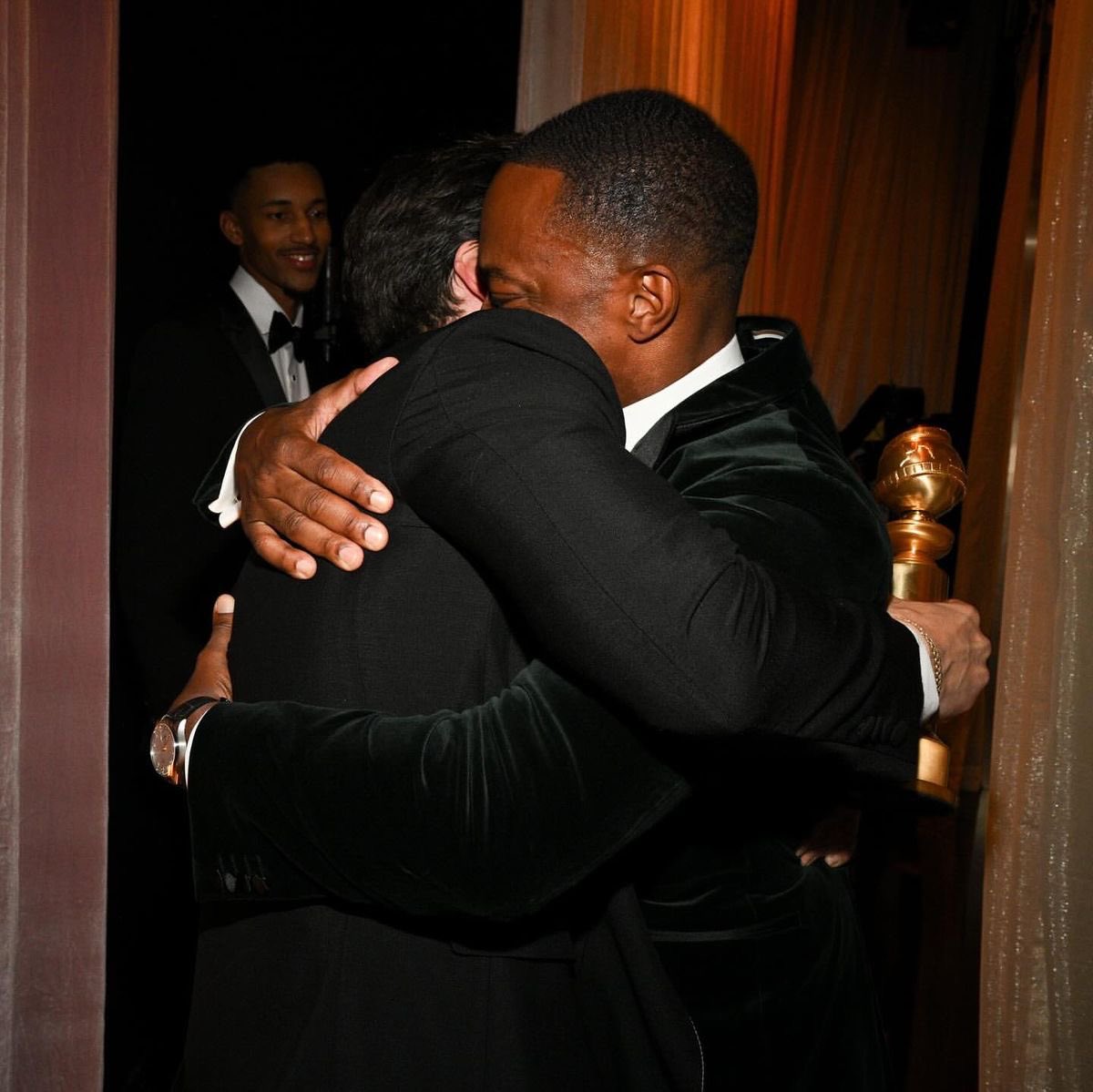 vibraniumwingsx's tweet photo. anyways look at sebastian stan and anthony mackie embracing at the golden globes https://t.co/TXomwMbA8i