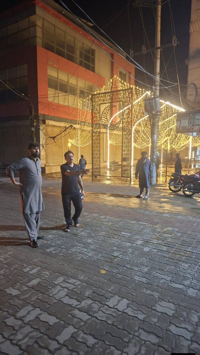 WASAVehari's tweet photo. ایم ڈی واسا وہاڑی چوہدری اکرام اللہ کی بروقت کارروائی 💧

رات کے وقت بارش کے بعد شہر میں نکاسیٔ آب کے آپریشن کی خود نگرانی کی۔ جناح روڈ پر ستارہ کلاتھ ہاؤس کے قریب کھڑے بارش کے پانی کو فوری کارروائی کرتے ہوئے نکلوایا گیا۔

#WASAVehari #صاف_شہر_محفوظ_شہری #PehleHifazatPhirKaam https://t.co/pBodilCBqm