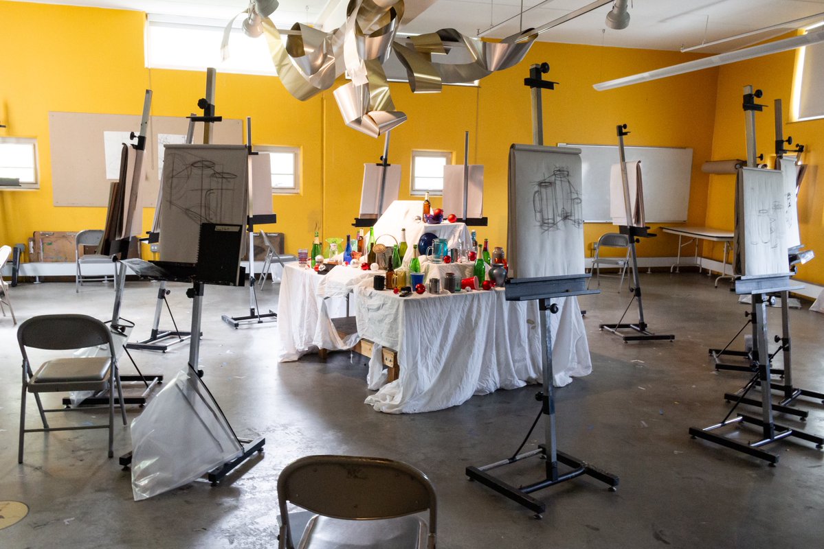 Judsonartdesign's tweet photo. A familiar sight in the Drawing 1 studio ✏️🏺

#judsonawesome #judsonartdesign #drawingfundamentals #creativesontherise https://t.co/RiTMvLaA8Z