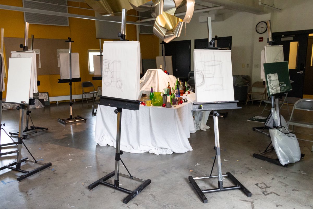 Judsonartdesign's tweet photo. A familiar sight in the Drawing 1 studio ✏️🏺

#judsonawesome #judsonartdesign #drawingfundamentals #creativesontherise https://t.co/RiTMvLaA8Z