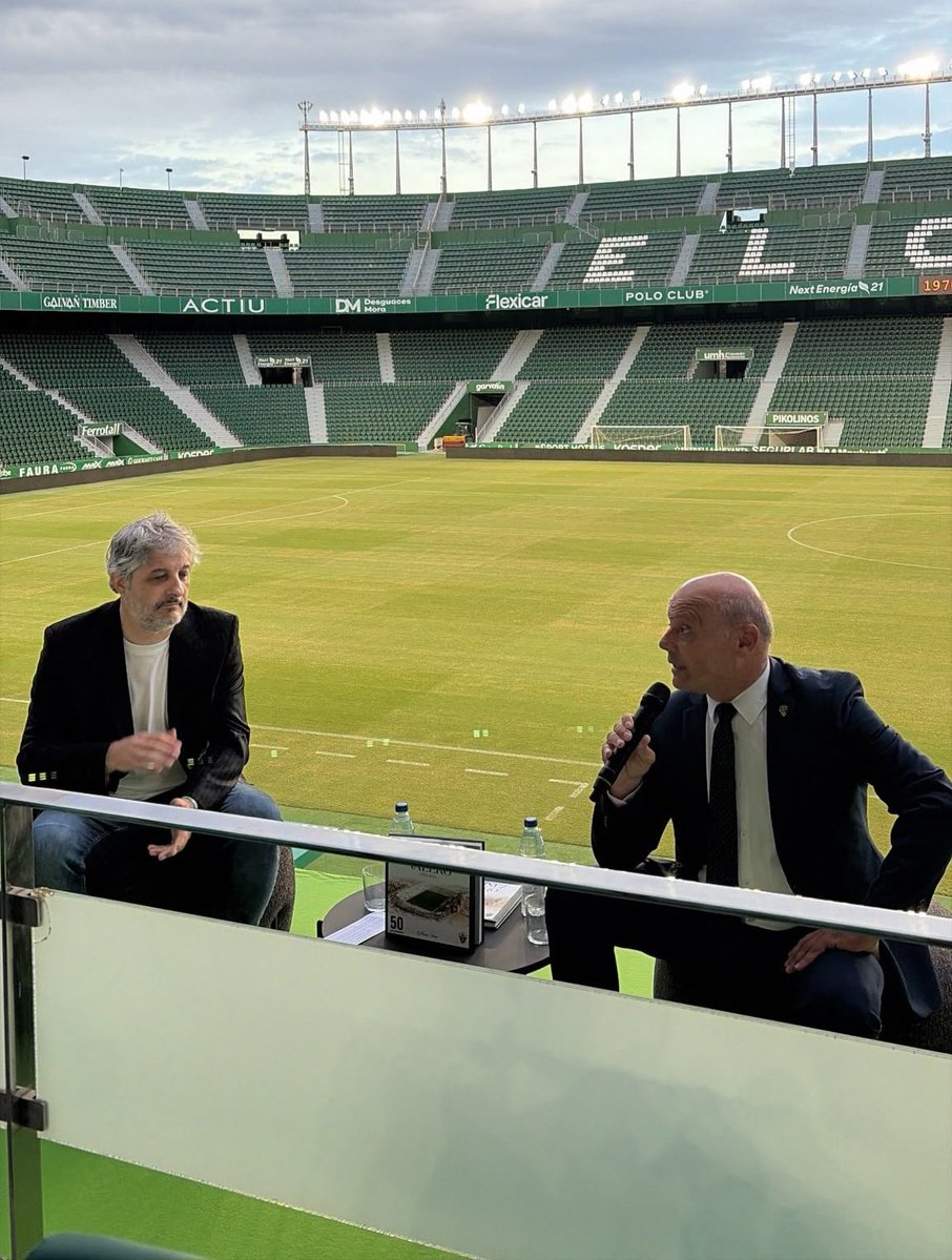 Apamies71's tweet photo. Ha sido un HONOR presentar mi segundo libro en uno de los escenarios mas maravillosos del fútbol español.
Eternamente agradecido al @elchecf por abrirme las puertas de su casa y por contar con excelentes profesionales que hacen grande al club a diario con su trabajo.
GRACIAS 💚💚 https://t.co/tk5OE7DenV