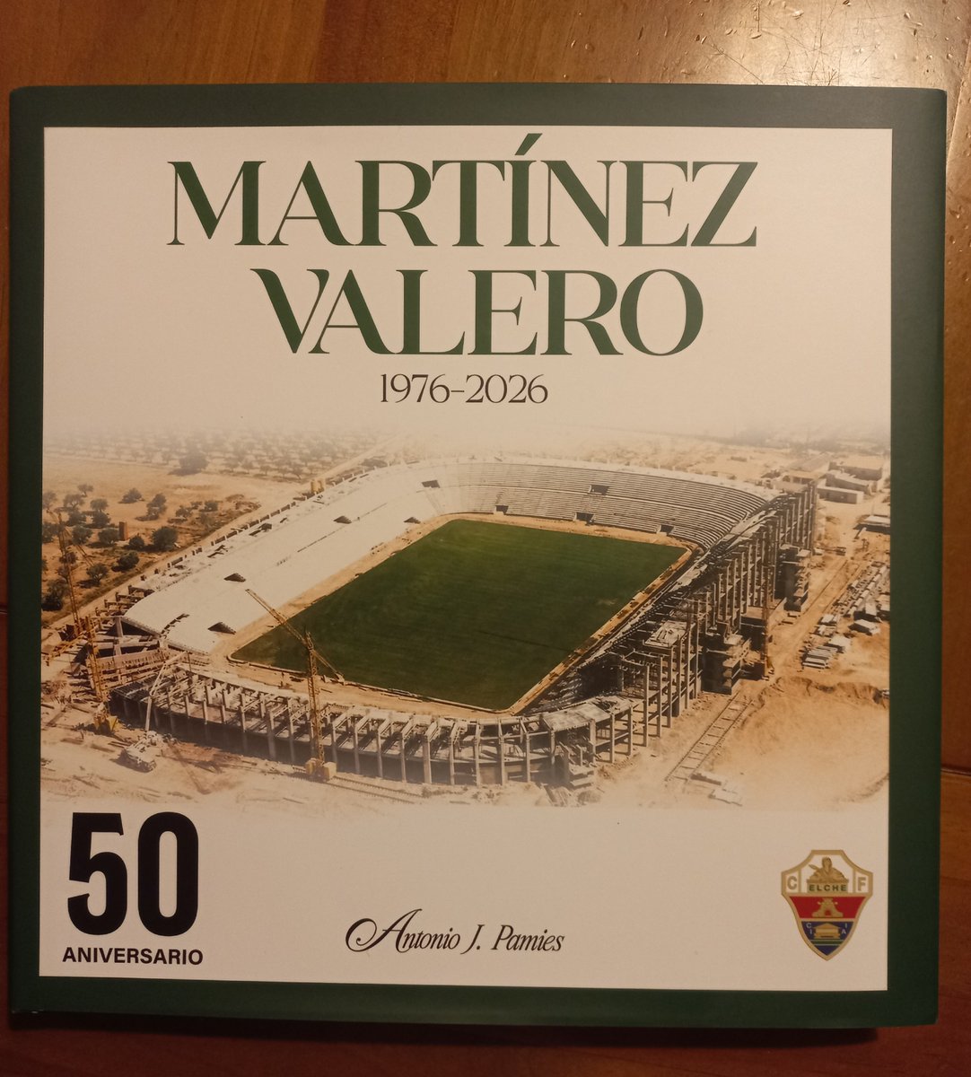Apamies71's tweet photo. Ha sido un HONOR presentar mi segundo libro en uno de los escenarios mas maravillosos del fútbol español.
Eternamente agradecido al @elchecf por abrirme las puertas de su casa y por contar con excelentes profesionales que hacen grande al club a diario con su trabajo.
GRACIAS 💚💚 https://t.co/tk5OE7DenV