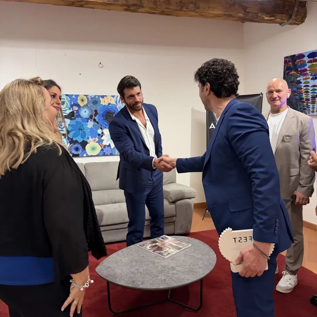 maria1010yo's tweet photo. Gioiellimarino
#CanYaman
Premio especial #iFest26
¡Por la pasión, presencia escénica y talento que mueve al público alrededor del mundo!
Lucarotaphot
¡Un premio especial para un actor especial!
Feliz de haber podido decir, a través de fotos y vídeos, un momento tan especial https://t.co/SaBrPhCpGZ