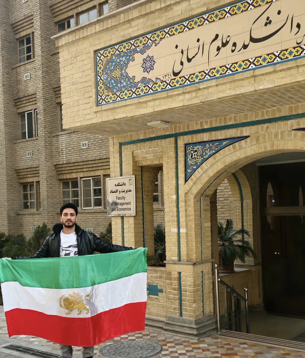 justchangingun's tweet photo. مهرداد محمدنژاد در اینستاگرامش نوشته که از دی‌ماه تا الان فراریه. مهرداد روز ۱۸دی تصویر خودش رو با پرچم شیر و خورشید، در حالی که تی‌شرتی با تصویر مجیدرضا بر تن داشت منتشر کرده بود. https://t.co/18lsYu4pp4