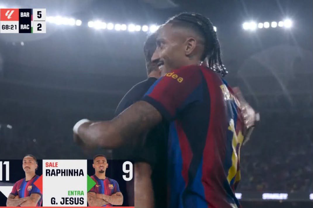 Culers_Forever's tweet photo. 68' Raphinha is subbed off and he receives a STANDING OVATION at the Spotify Camp Nou. https://t.co/jZRHRiTKKe