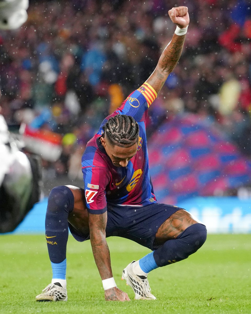brfootball's tweet photo. ⚽
⚽
⚽

Hat trick for Raphinha 🎩 https://t.co/YKXiHqVVAr