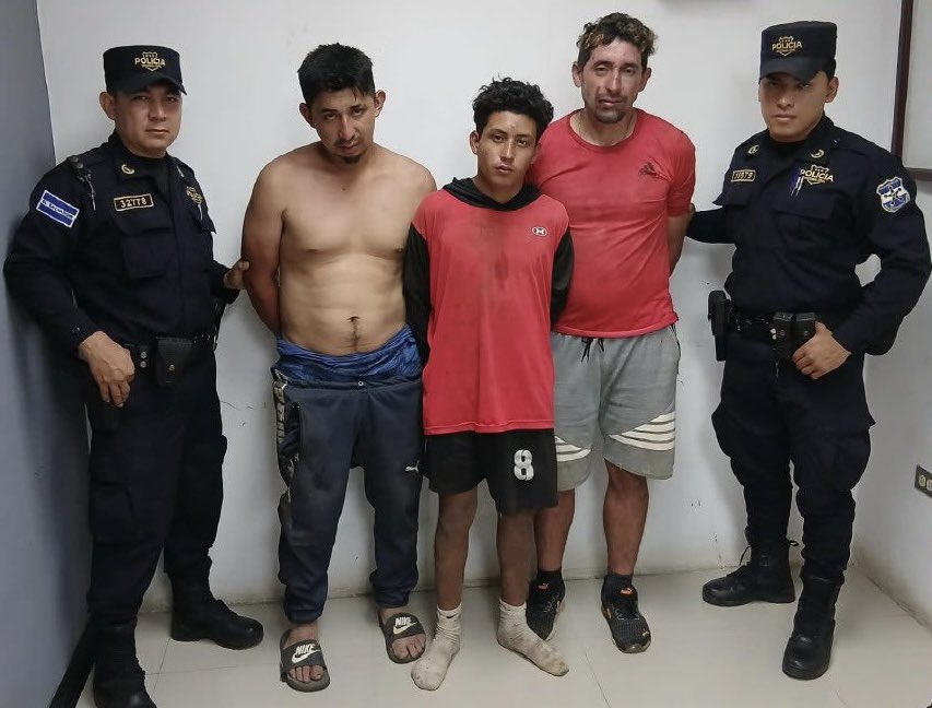 ITROriginal's tweet photo. 🚨 TRES SUJETOS GOLPEAN A COMPAÑERO DE BEBIDAS TRAS DISCUTIR POR UNA BOTELLA

👊 La PNC informó que la víctima compartía bebidas alcohólicas con los involucrados cuando uno de ellos botó una botella y comenzó el pleito.

⛓️ Los detenidos tienen 31, 30 y 19 años; el menor de ellos es de nacionalidad hondureña.

📍 La agresión ocurrió en Corinto, Morazán Norte, y los tres responderán por el delito de lesiones.