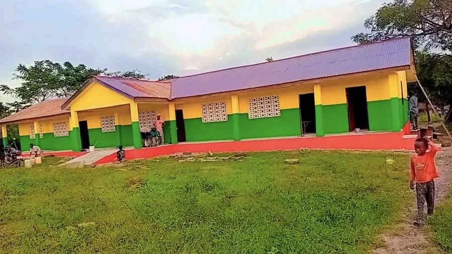 FoSalone's tweet photo. The school that we help fund in Kumala, Koinadugu District is completed! Congrats Kalian Smiling Foundation! It looks great! We are excited to see your students succeed! https://t.co/dBvrpaMHWz