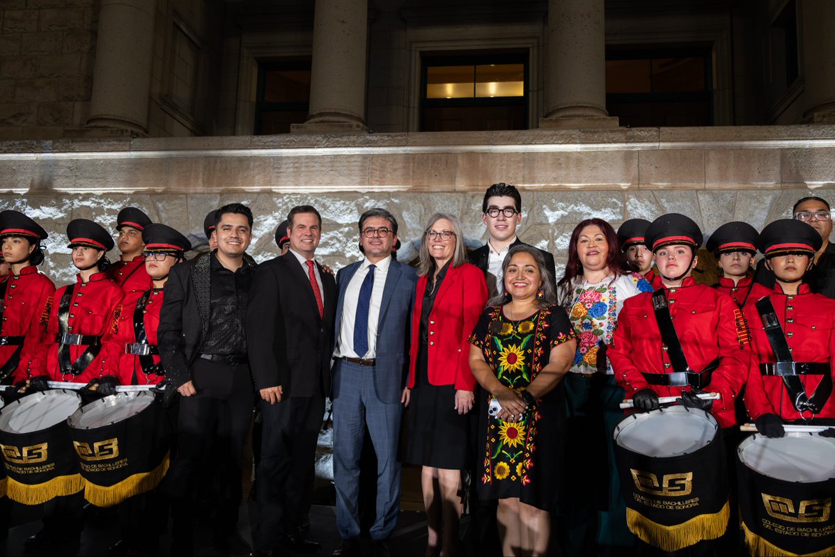 GovernorHobbs's tweet photo. Viva México! Honored to celebrate El Grito and Mexico’s independence with Consul General Yescas and community members at the Capitol. Mexican and Mexican-American families are at the heart of Arizona's identity, culture, and prosperity. ¡Gracias por todo lo que hacen! https://t.co/ZlWFl8oyJR