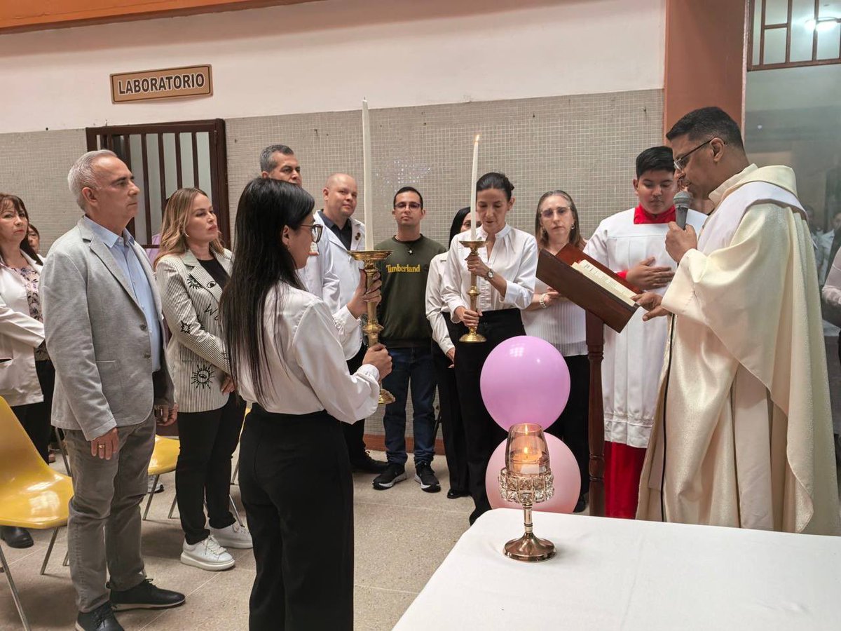 FreddyBernal's tweet photo. Celebramos con alegría el 50° aniversario de la Clínica Popular Especializada “Dr. Carlos Luis González”. Medio siglo de historia, entrega y compromiso atendiendo a nuestro pueblo. Honor compartir este día con el personal, el poder popular y @KaremDeBernal . ¡Vamos por más! https://t.co/DGnEfQYl9u