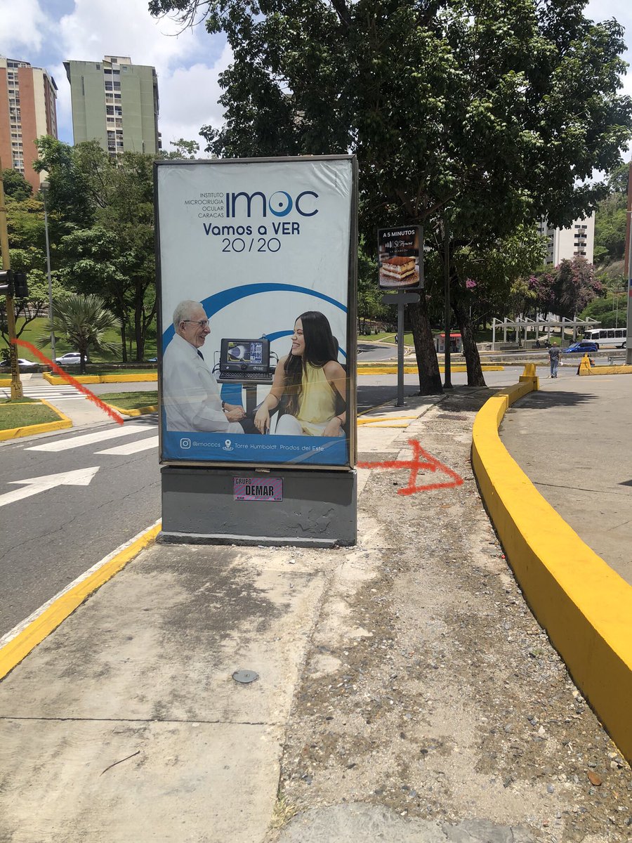 o2creativo's tweet photo. @darwingonzalezp @AlcaldiaBaruta Alcalde. Favor verificar si la valla cumple con la normativa vigente y si su posicionamiento garantiza la seguridad vidual de conductores y peatones que utilizan el paso de cebra. El volumen de la valla reduce espacio para transeúntes. Urbanización Santa Norte E/S PDVSA https://t.co/CsDmGy1Vbh