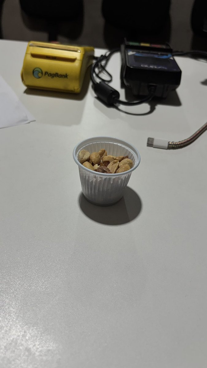 CostLauraa's tweet photo. Cheguei da academia e vi isso em cima da minha mesa, meu vô é muito fofinho cara🥺 https://t.co/W0GIjT1gQP