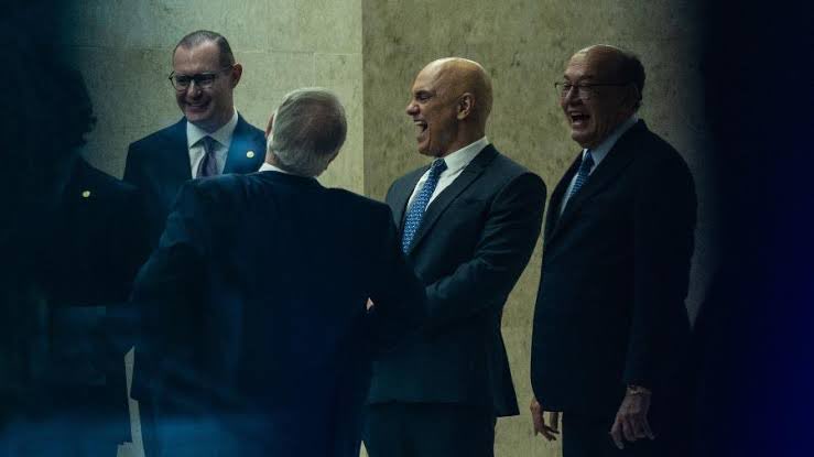 matheuscastroba's tweet photo. Com base no funcionamento do STF desde 2019, alguém já imaginou o que aconteceria se Xandão, diante de fatos explícitos como esses, eventualmente investigasse Moraes?

24 horas para se explicar? Retenção de passaporte? Tornozeleira eletrônica? Prisão preventiva? E nós só queríamos que, a priori, se abrisse uma investigação.