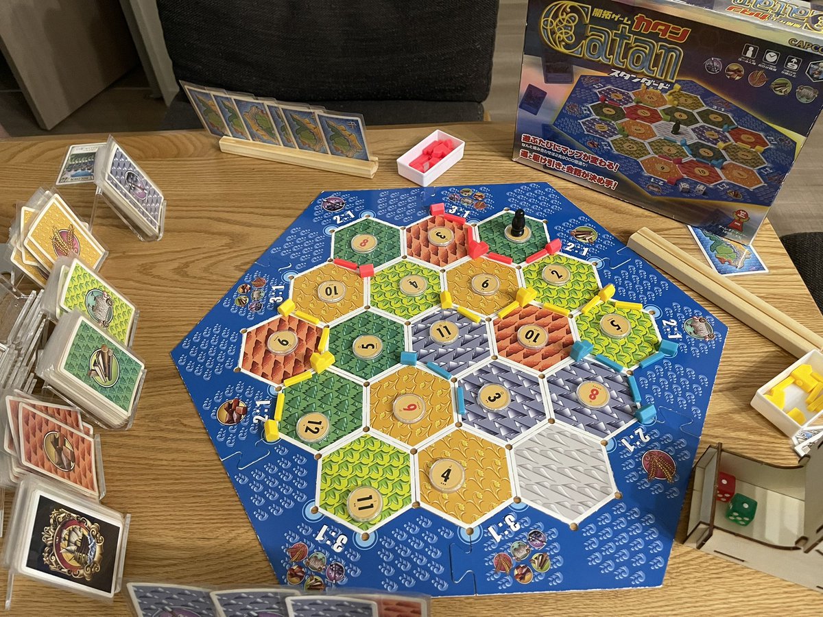 boadgameX's tweet photo. 先日子供と遊んだ　#ボードゲーム　は　#カタン　です。
ダイスの目によって、六角形の���イルから5種類の資源（木材・レンガ等）が手に入ります。集めた資源を使って街道や開拓地（家）を建て、領地を広げます。足りない資源は他の人と交渉して交換します。この駆け引きがゲーム一番の醍醐味です。 https://t.co/lFmtgKCH3u