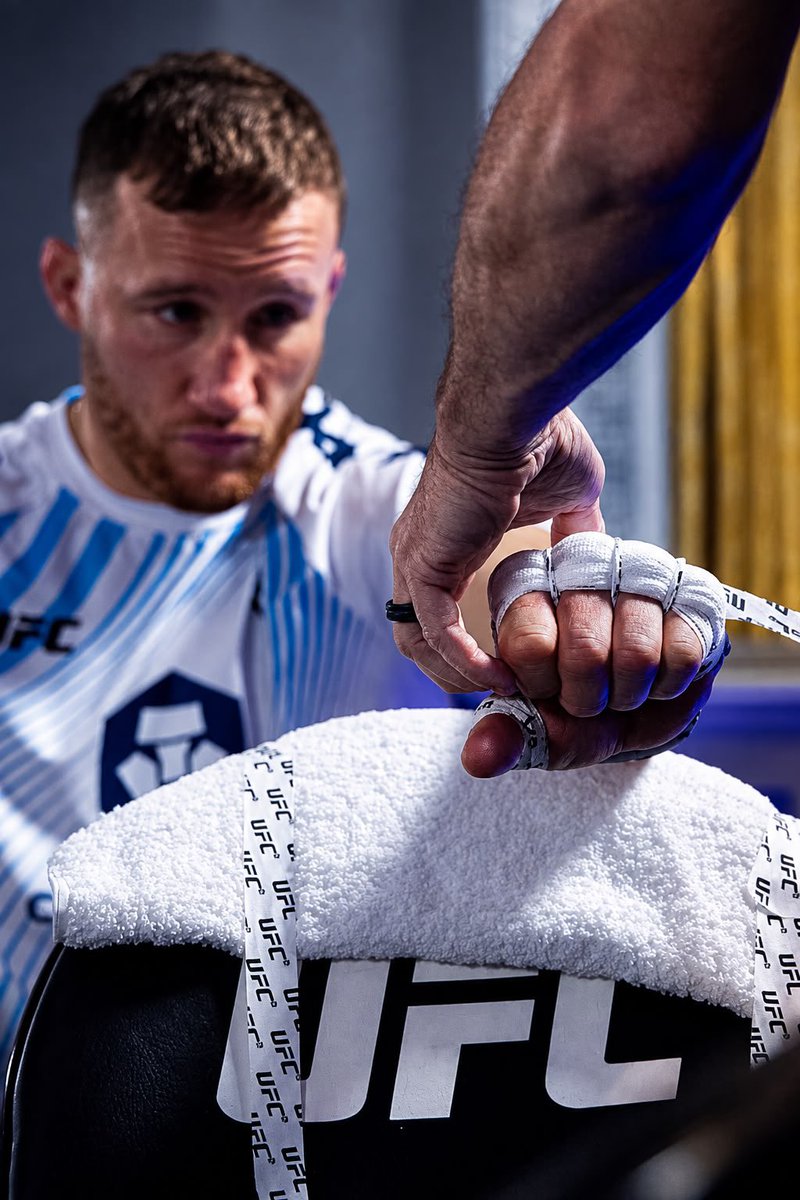 MMArena_'s tweet photo. 🚨🚨 ILIA TOPURIA ACCUSE JUSTIN GAETHJE D’AVOIR RAJOUTÉ QUELQUE CHOSE DE BIZARRE DANS SES GANTS POUR LE COMBAT !!!!!

🗣️ « La prochaine fois, je m’assurerai qu’ils vérifient les gants de Justin pour qu’il n’y mette rien de bizarre. 

À bientôt. » https://t.co/B6egg26A0W