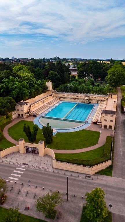 VirgoWhallala's tweet photo. C’est la piscine Roger Salengro, bijou art déco située à Bruay la Buissiere dans les Hauts de France, qui devient le monument préféré des Français
Et ce n’est pas Molitor : la piscine est ouverte à tous, et l’été lors des grosses chaleurs, c’est 1 euro l’entrée. 
Un lieu à voir! https://t.co/tAsZv0Wr93