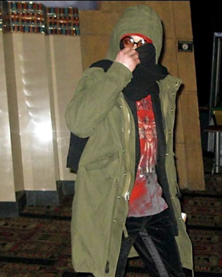 DullahTheking2's tweet photo. A rare glimpse of Michael Jackson in Las Vegas, February 2008..... Dressed for privacy and comfort, he kept a low profile while out in public.

📷 2008. https://t.co/Gjd63QhqVw