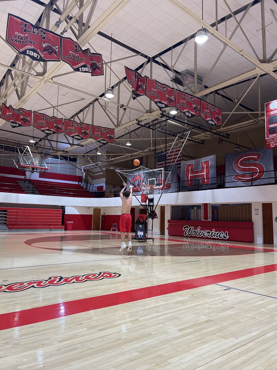 beckettstores's tweet photo. Getting them shots in before the sun even comes up. Loving the 6:00ams with Coach @j_mych2x before the school day starts. Getting ready for a big sophomore season with Lawton High! ⚡🏀 #Grind #LawtonHigh #ClassOf2029 https://t.co/7v5nZ6vvqU