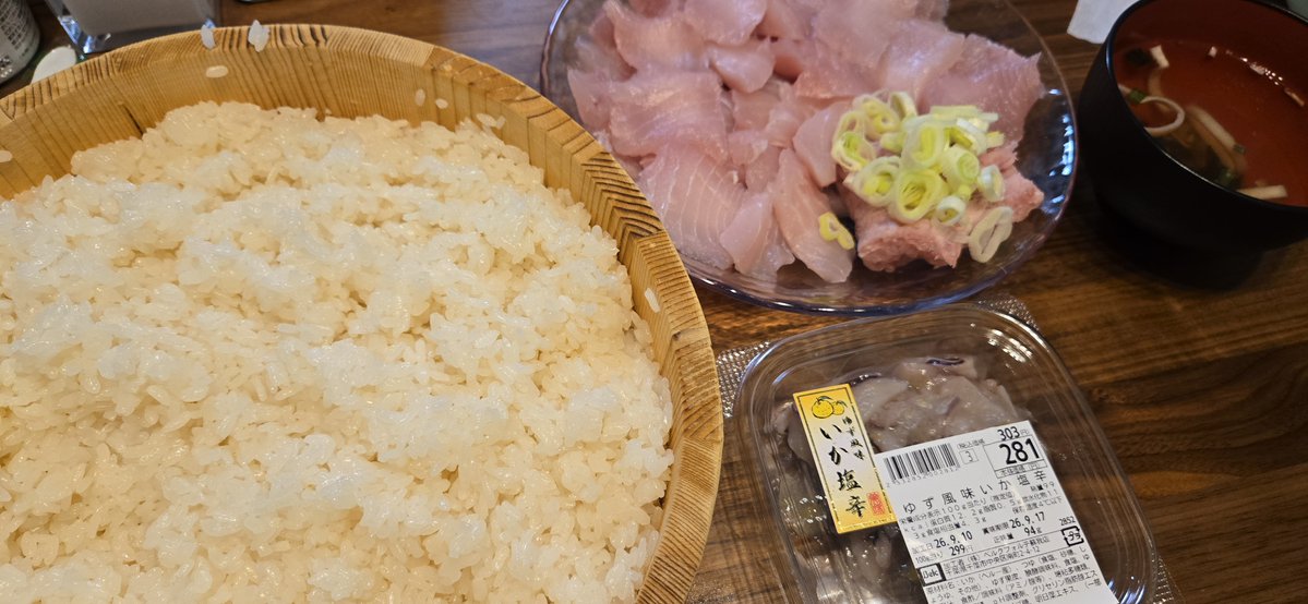 1081kcal's tweet photo. 夕食
まぐろ
イカの塩辛 https://t.co/TGdRSXvIbX